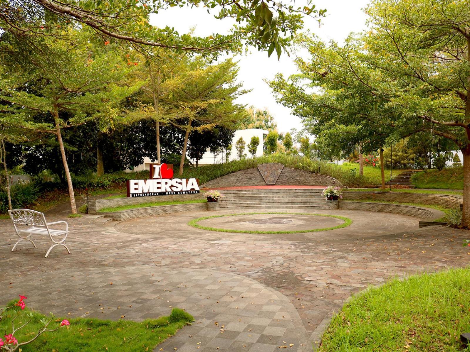 Emersia Hotel & Resort Batusangkar Екстериор снимка